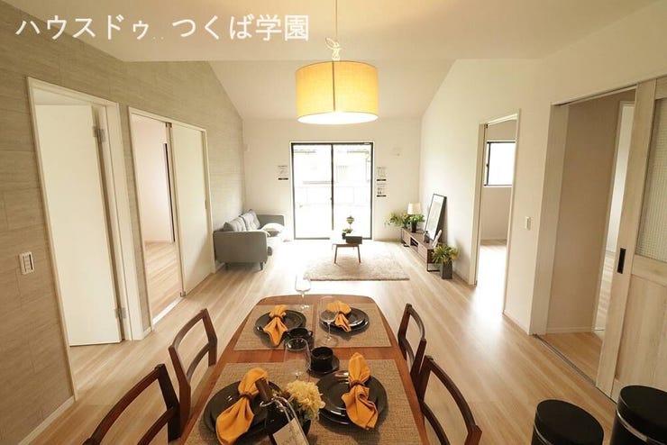 キッチンから見たリビングです。
家族と会話しながら料理ができますね。