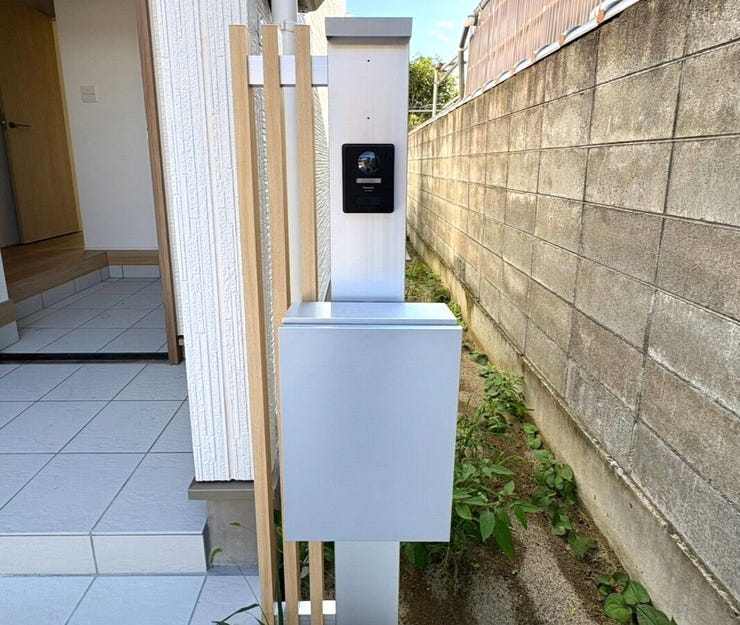 門柱には、郵便受けとインターホンカメラ♪