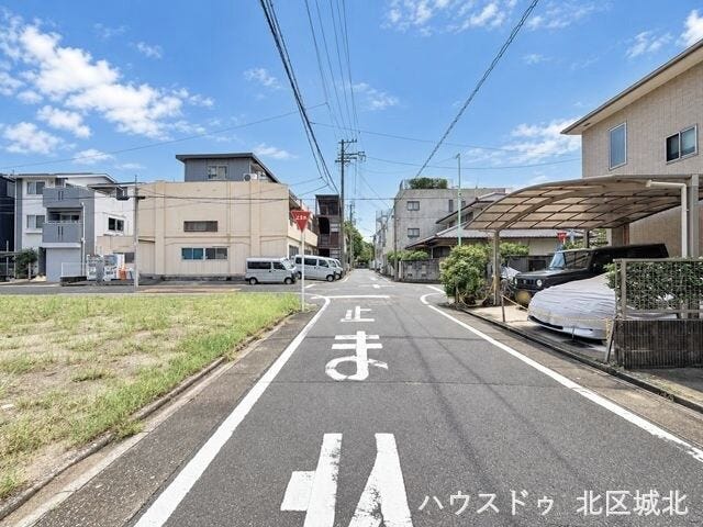 【南側前面道路】
幅員約5.4m前面道路。2台の車がすれ違うことが出来る道幅です。道幅が広すぎると交通量が増えてしまうのも心配ですので、これぐらいが理想的な道幅なのかもしれませんね。