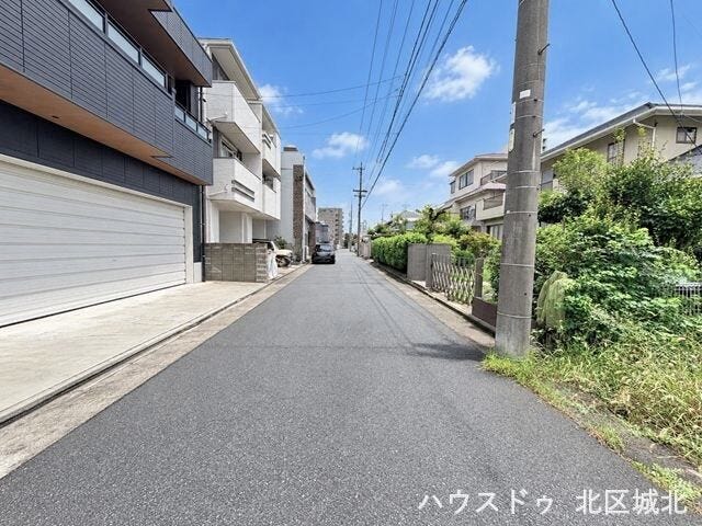 【南側前面道路】
幅員約5.4m前面道路。引っ越しトラックなど大きな車も余裕をもって通行することができます。