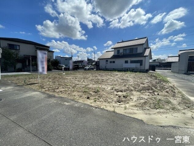 東側が前面道路なので、居室を南向きに設計しやすく、朝日を感じて生活する事ができます。特に午前中は明るいです。