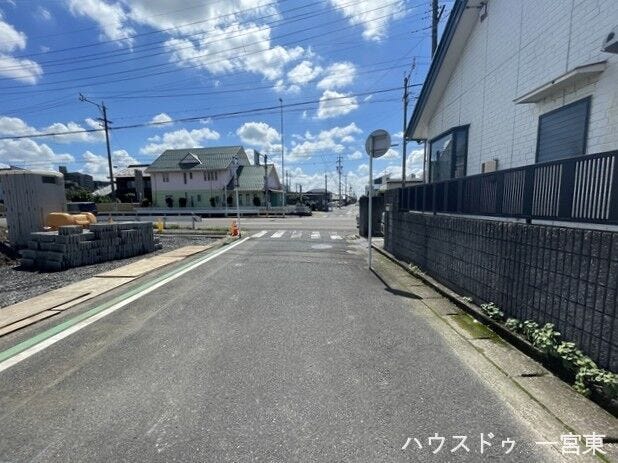 【東側南向き】幅員約6mの前面道路です。道路幅にゆとりがあるので、車種を選びません。大きめの車を乗りたい方にもオススメです。