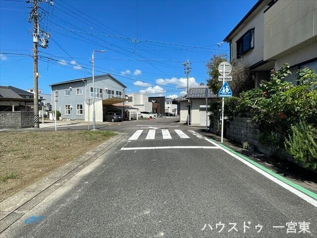 【東側北向き】幅員約6mの前面道路です。道路幅が広いので、向かいの住宅とも距離があるため日当たりも確保しやすいです。