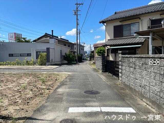 【北側西向き】幅員約2.5mの前面道路です。セットバックが必要となりますが、道路の幅が広がり見通しも良くなるので、安全性も高くなります。