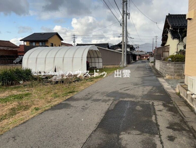 前面道路の写真です。見通しがいいので事故になりにくいですね。主要道路までも行きやすいので車の移動もスムーズです。