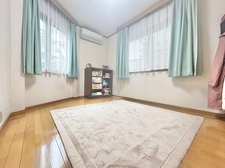 1階東側洋室。窓が大きく設計されているので、暗くなりがちな1階のお部屋もこのとおり。是非現地でご確認下さい。