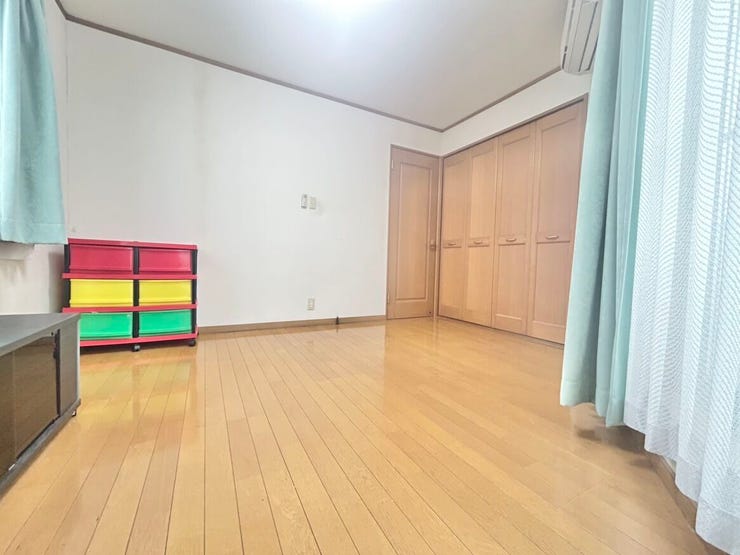 こちらのお部屋の収納は腰上の高さからの階段上収納となります。