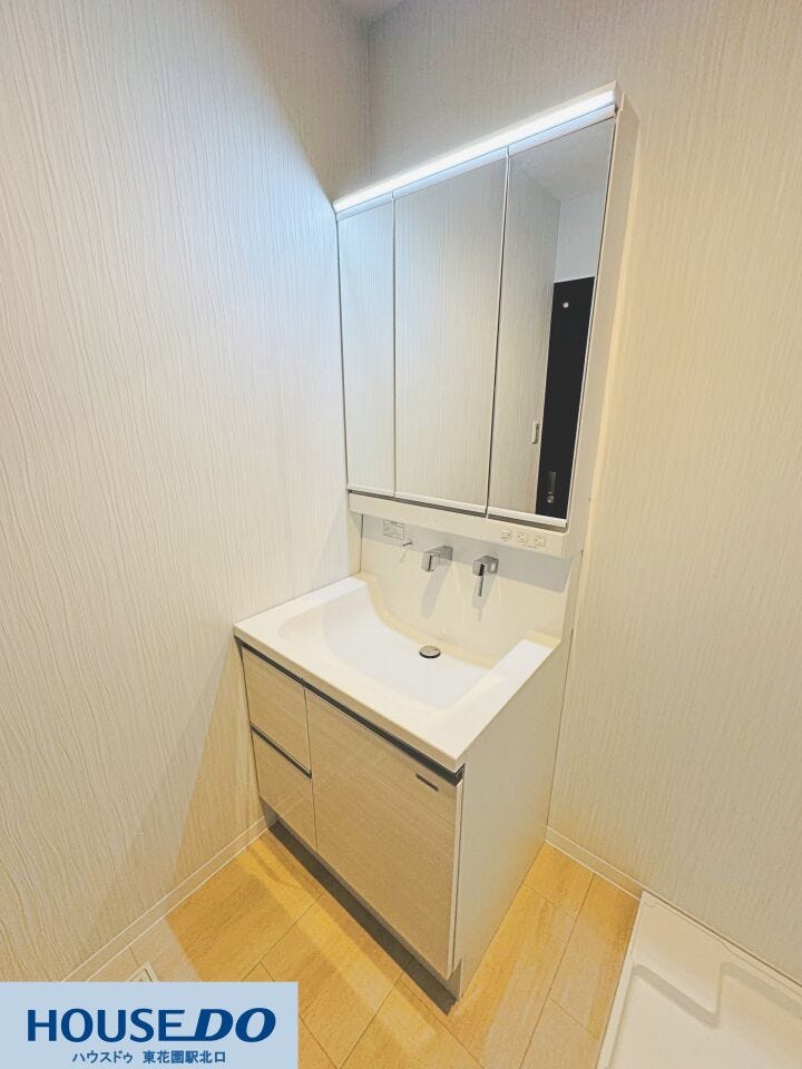 三面鏡裏に豊富な収納を備えた機能的な洗面化粧台♪水栓まわりのお手入れがしやすいデザインで、足元の引き出し収納には洗面用品やタオル類をすっきり整理できます☆