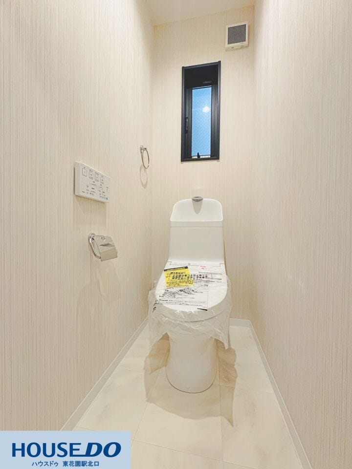 温水洗浄便座を標準装備した清潔感あふれるトイレ空間!小窓が設置されており、採光はもちろん換気もしっかり行える設計です♪