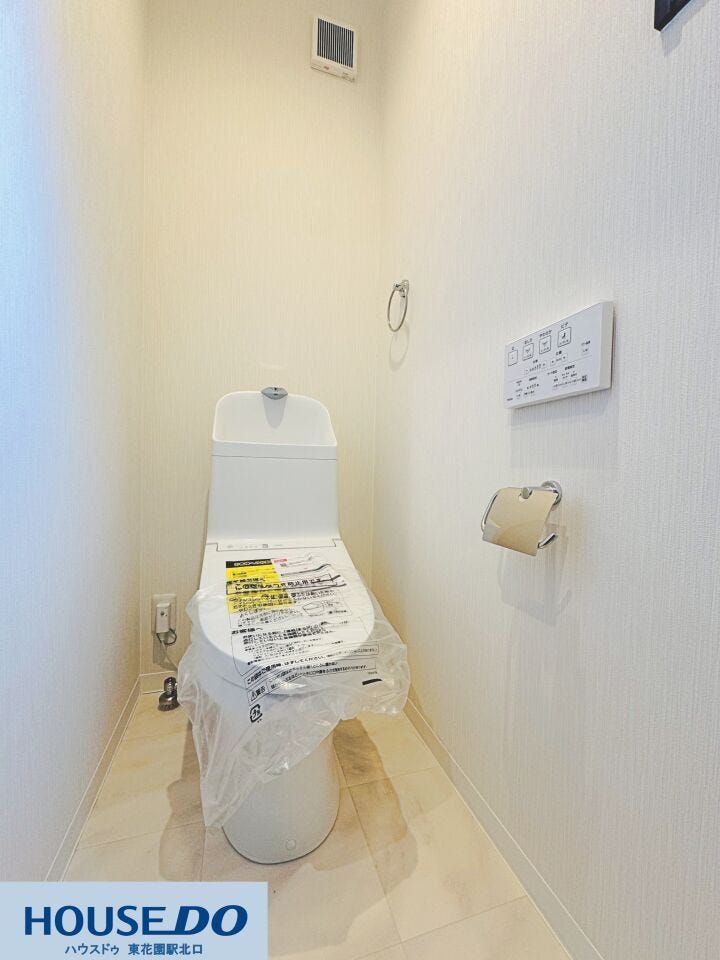 壁掛け式のリモコンやペーパーホルダーを備えた使い勝手の良い温水洗浄トイレ☆手洗い一体型で省スペースと利便性を両立しています!