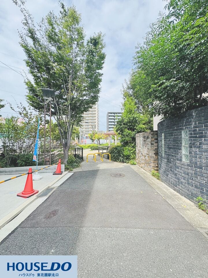豊かな緑に囲まれた開放的なアプローチ空間!徒歩圏内に公園やお散歩ルートがあり、子育て世帯にも嬉しい住環境が魅力です♪