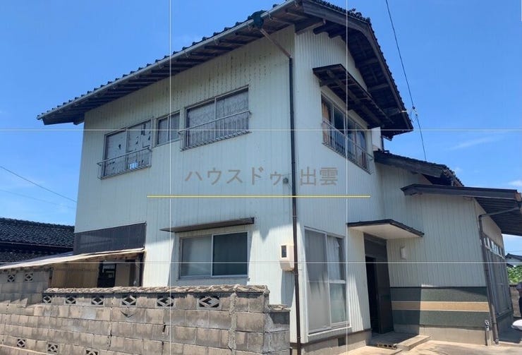 【間取り】
駐車場は3台駐車可能です。閑静な住宅街ですが近隣に大型商業施設や家電量販店もあり毎日の生活がしやすく、家電製品も買いに行きやすいのでお勧めの物件です。