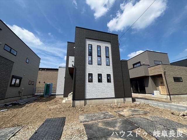 建物の完成が近づき、足場が外れて外観のお披露目です。住まいの全体像が確認でき、新生活への期待が高まります。