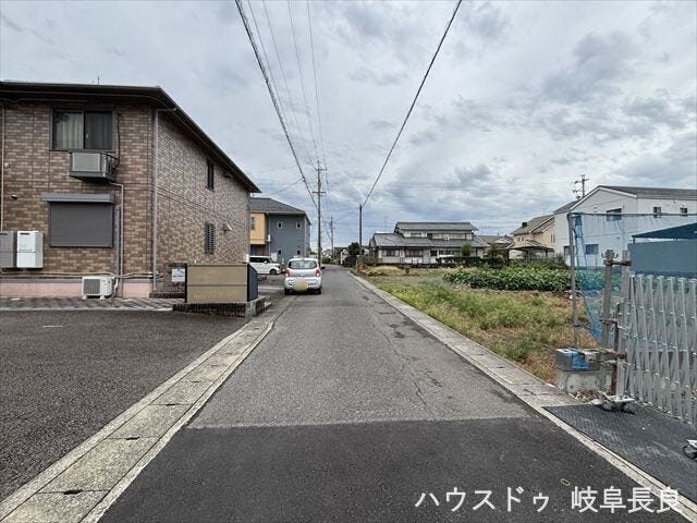 ≪東側南向き≫幅員約4mの前面道路です。普通車が1台通れる幅となります。交通量も少ないので、お子様も安心ですね。