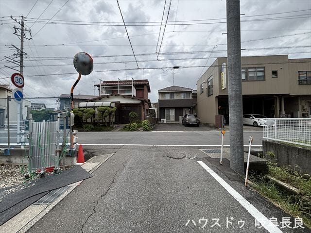 ≪東側北向き≫約4mの前面道路に面した住まい。現地では道路幅や車の出し入れのしやすさをぜひご確認ください。