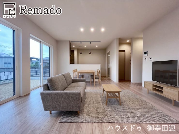 【リビング】
■家族の笑顔が集う中心地■お気に入りの家具を迎え、窓からは心地の良い光が差し込みます。※CGで家具を配置しています。