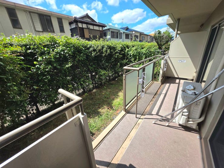 戸建て感覚で暮らせる陽当たり良好な専用庭付き