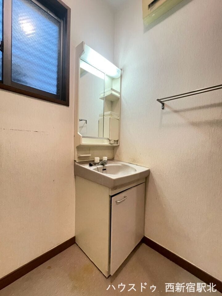 独立洗面台を備えた洗面所。窓付きで換気対策◎
