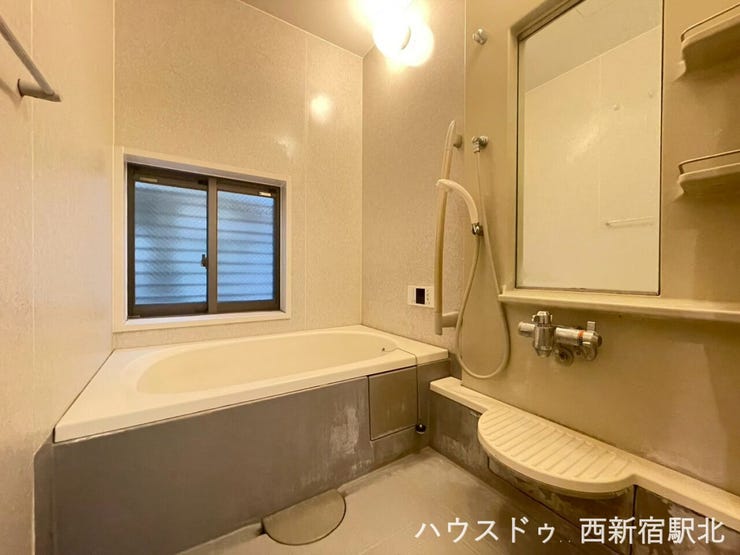 大きな鏡付きの浴室