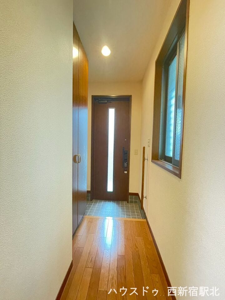 南向きからの自然光が差し込む、明るい廊下です。
