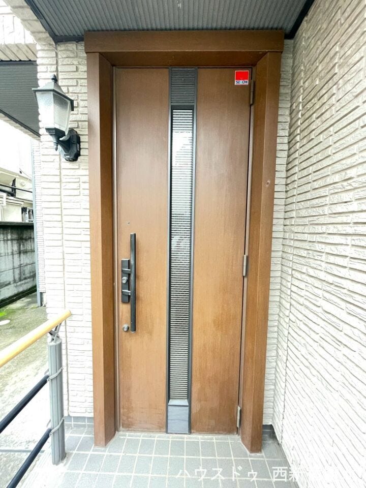 玄関ドアにはダブルロックキーを採用。防犯面にも配慮されています。