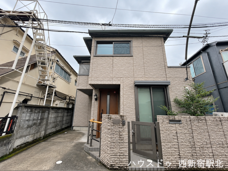 周辺の街並みに馴染む、落ち着いた印象の外観です♪