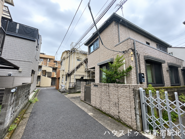 前面道路は私道のため、車の通行が比較的少なく、落ち着いた住環境です。