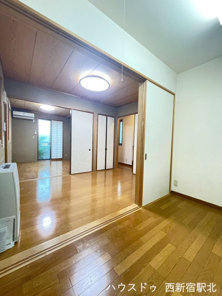 キッチン横のお部屋は、食事スペースやくつろぎの空間など用途に合わせて活用できます♪