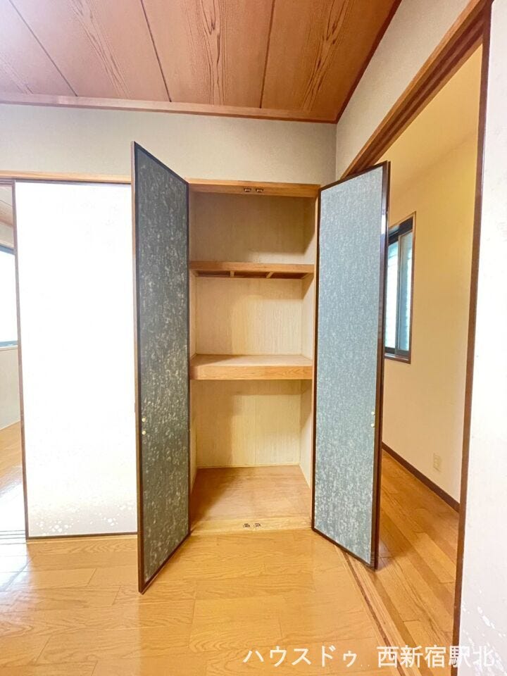 小物類をすっきり収納できるスペースを確保。