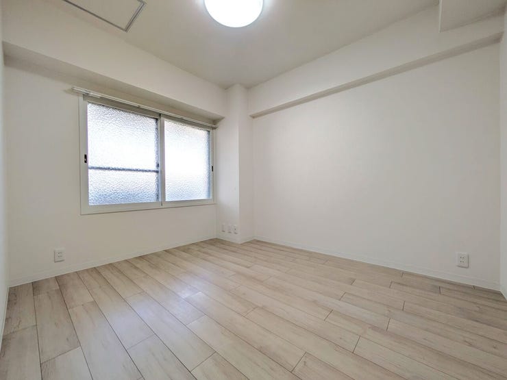 ■洋室■
玄関近くに位置し、帰宅後スムーズに入れる利便性が魅力のお部屋。身支度や荷物の出し入れもしやすく、家族の個室はもちろん、納戸や書斎などライフスタイルに合わせて多目的に活用できます。