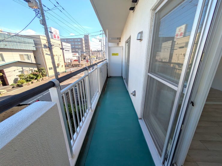■バルコニー■
採光と通風に配慮されたスッキリとしたバルコニー。室内へ心地よい自然光を取り込みやすく、日常の洗濯物干しからちょっとした気分転換まで、暮らしに心地よい開放感をプラスしてくれます。