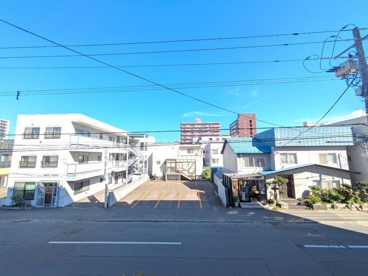 ■眺望■
2階からの見晴らしに加え、前面道路に面しているため開放的な視界が広がります。向かいの建物と適度な距離が保たれ、日当たりや風通りも良好。心地よい空を感じられる眺望です。