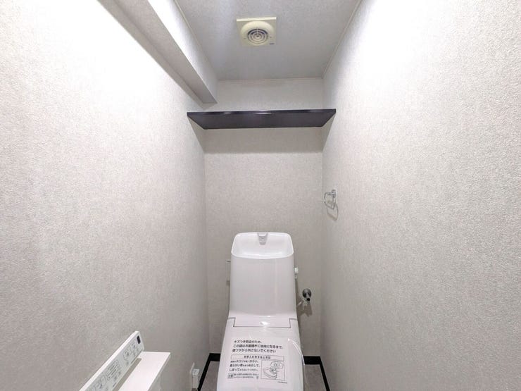 ■トイレ■
上部にオープン棚を備えた使い勝手の良いトイレ。トイレットペーパーのストックなど、備品をスッキリまとめて収納できます。足元に物を置かずに済むため、空間を広く清潔に保てるのが魅力です。