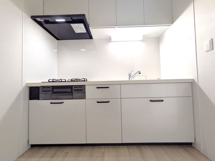 ■キッチン■
スタイリッシュで機能的なシステムキッチンを新規交換。清潔感あふれる新品の設備で快適にお料理を楽しめます。使い勝手の良い収納やお手入れのしやすさも魅力の、毎日の家事が楽しくなる空間です。