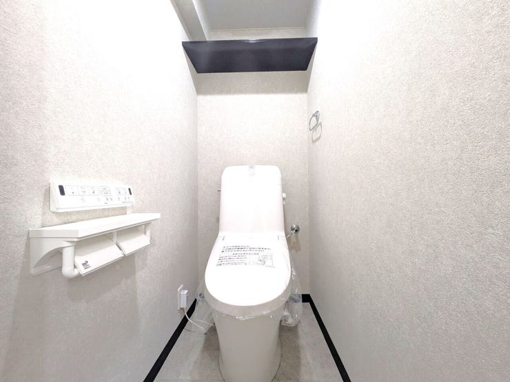 ■温水洗浄便座付きトイレ■
温水洗浄便座付きのトイレで、季節を問わず快適に使用できます。清潔感のある空間で、毎日気持ちよく使えるのも魅力。来客時にも安心してご案内できる、使い勝手に配慮された設備です