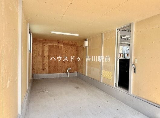 シャッター付ガレージ