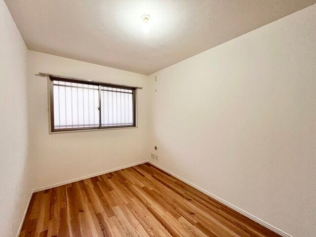 5.4帖洋室:小ぶりなお部屋ですが、収納もしっかりとあるので、お部屋を広く使えます。