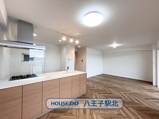 【リビング】
リビング:南向きで日当たり良好のLDK。南側に大きな窓を設置することで明るい空間です。キッチンからリビング全体が見渡せ調理しながら家族と会話も弾みそう。
