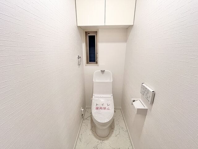 トイレ:ウォシュレット付のトイレになります。ペーパーホルダーも1つ付いています。