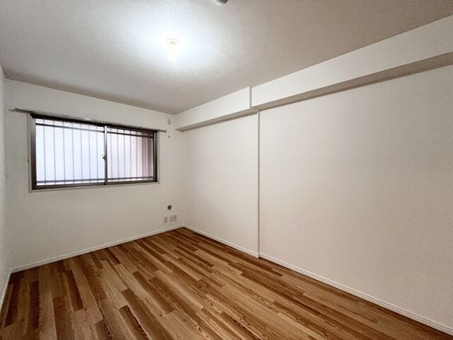 7帖洋室:北側にあるお部屋ですが、たっぷりと日差しが降り注ぐので明るい空間になっています。プライベートの時間も気持ちよく過ごすことができます。