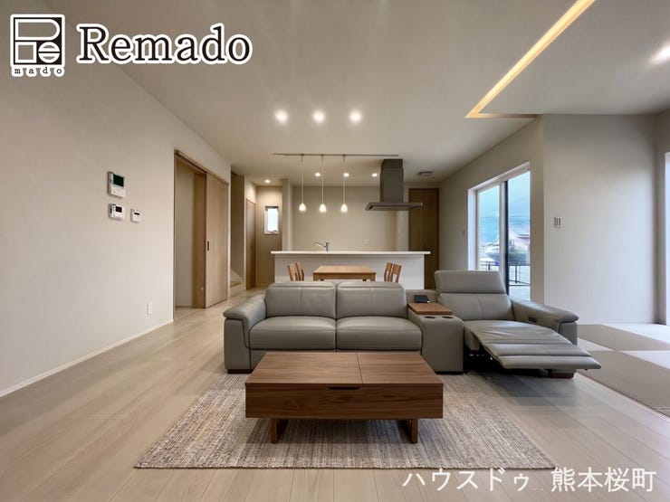 ■家族の笑顔が集う中心地■お気に入りの家具を迎え、窓からは心地の良い光が差し込みます。※CGで家具を配置しています。
