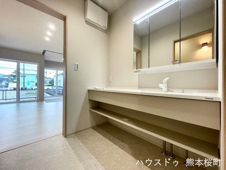 ■清々しいリフレッシュ空間■自分を磨き、気持ちを切り替える。心地よい光が差し込むプライベートスペース。