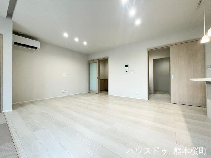 ■安らぎと笑顔の中心地■陽光が優しく降り注ぎ、会話が自然と弾む。ここでは、毎日が特別な時間へと変わります。
