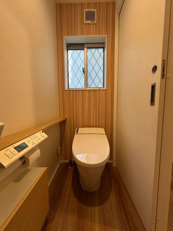 ■1階トイレ 温水洗浄便座です。 寒い冬でも安心してお使いいただけます♪
