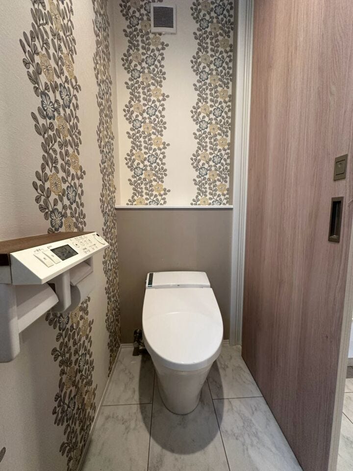■2階トイレ オシャレなクロスのトイレです!小窓も付いていますので、換気できます♪