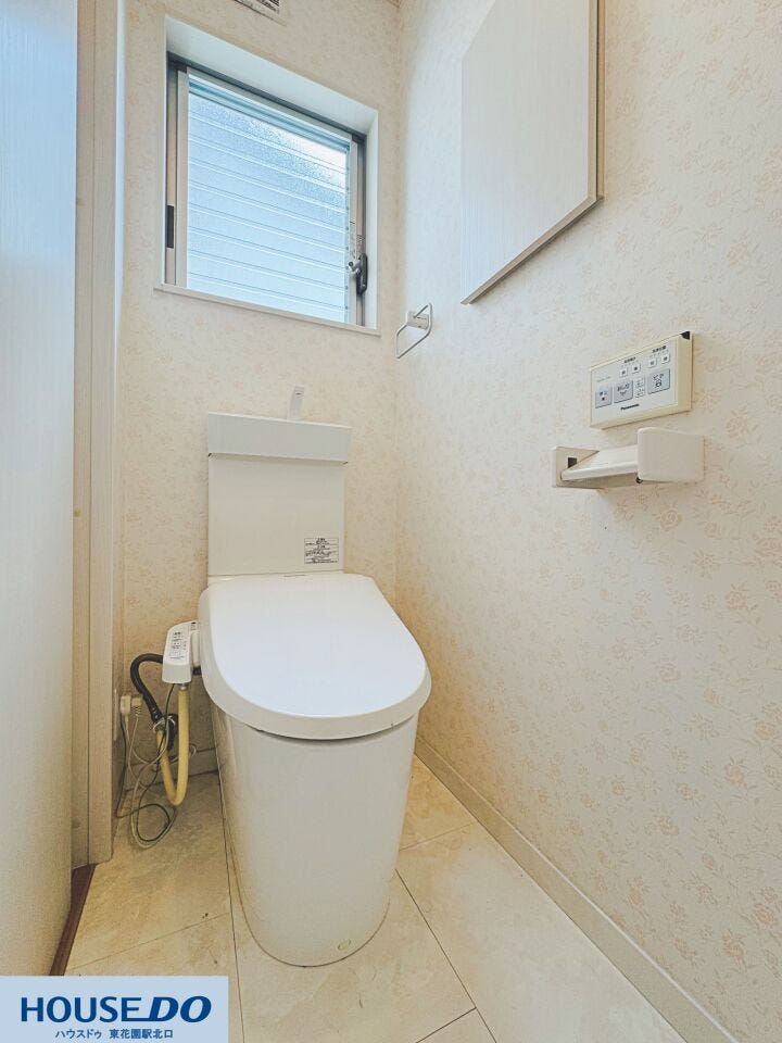 窓から自然光が差し込む明るいトイレ空間!便座横に手洗い器が付いた仕様で、使用後もその場でスムーズに手を洗えて便利です☆