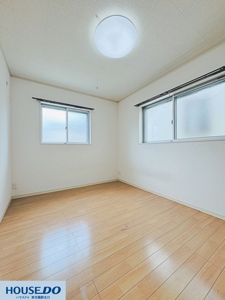 2面に窓を備えた風通しの良い洋室!爽やかな自然光が室内全体に行き渡り、換気もスムーズに行えて快適に過ごせます☆