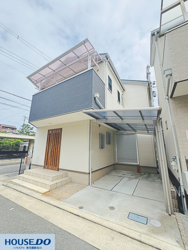 屋根付きのガレージスペースを備えた2階建て住宅!雨の日でも濡れずに乗り降りでき、大切な愛車を雨風から保護できます☆