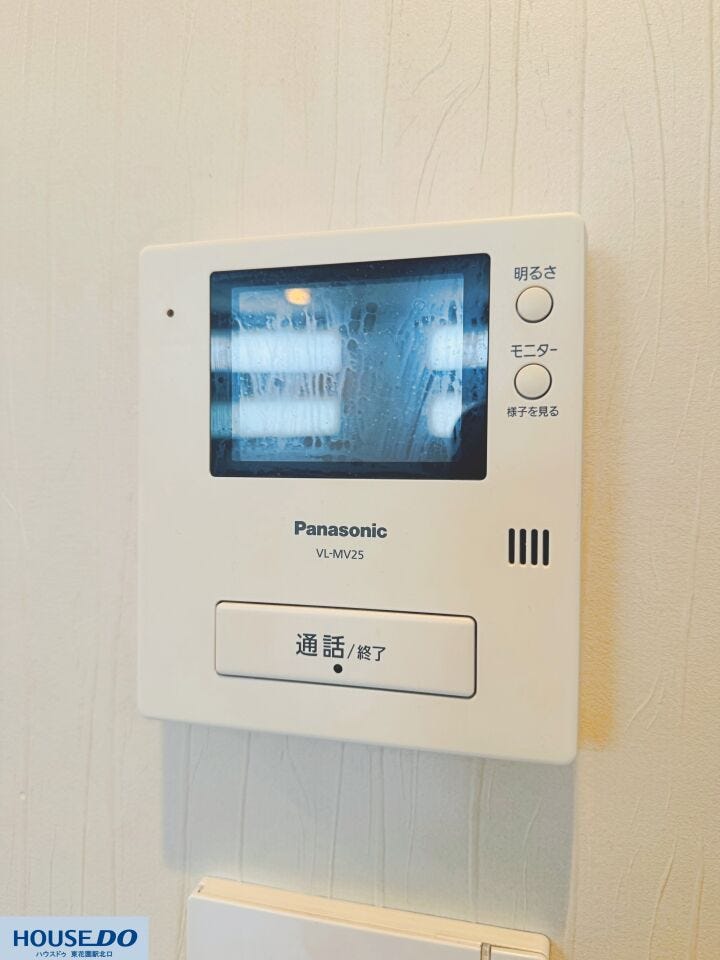 来訪者の顔を室内からしっかり確認できるTVモニター付きインターホン!留守中や夜間の対応も安心で、防犯性を高めてくれます♪