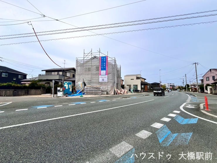 前面道路が広々としており、車の出し入れや駐車がスムーズに行えます。運転が苦手な方や、大きめのお車をお持ちの方でも安心してマイカーを駐車できる、ストレスフリーなカースペースです。